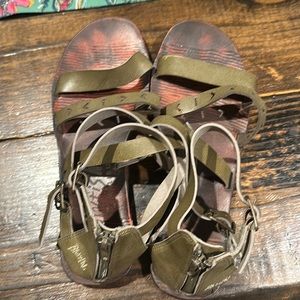 Blowfish strappy olive sandals size 8